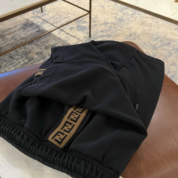 Men’s Fendi shorts Fendi size 48 Fits like a medium - Authntic - Picture 5 of 5